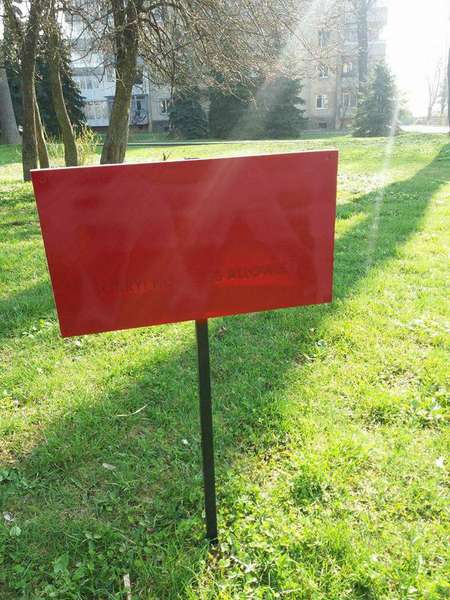 Таблички про вигул собак у Луцьку зафарбували червоним (фото) 