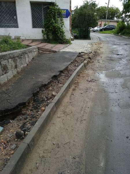 Зробили «дічь»: лучани просять відремонтувати тротуари (фото)