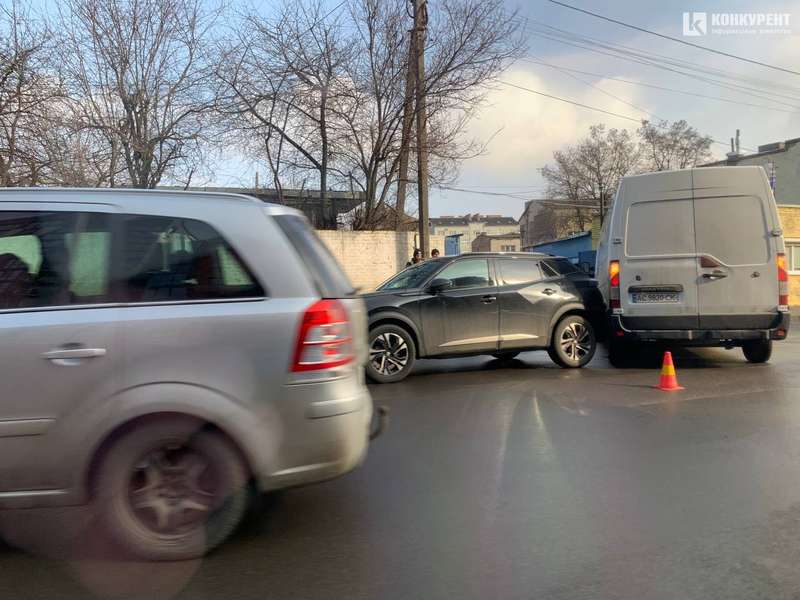 У Луцьку – ДТП: зіткнулися позашляховик та бус (фото)