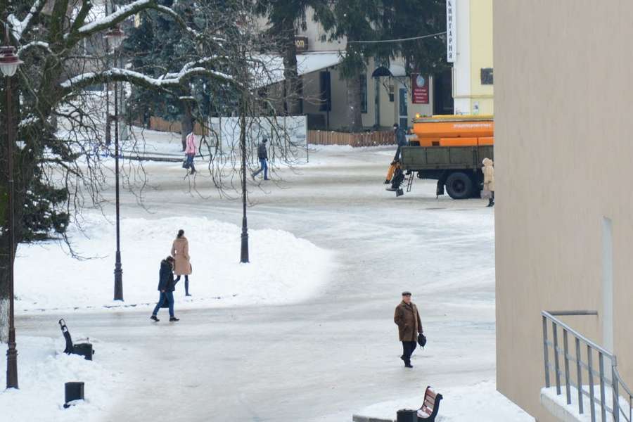 О пів на десяту на Театральному майдані міста також можна було помітити транспорт комунальників, який посипає сніг