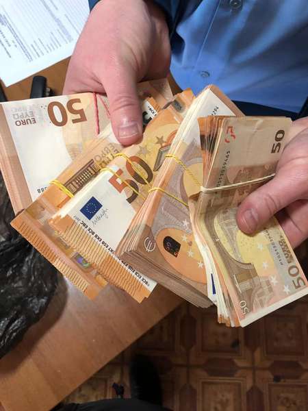 В «Ягодині» у поляка знайшли «зайву» валюту (фото)