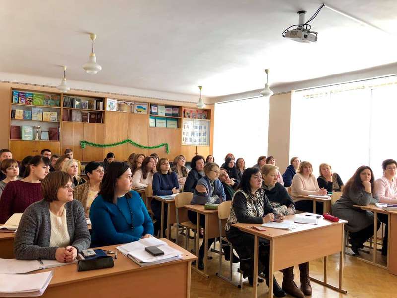 Доступно і пізнавально: у Луцьку педагогів навчали роботі з мультибордами (фото)
