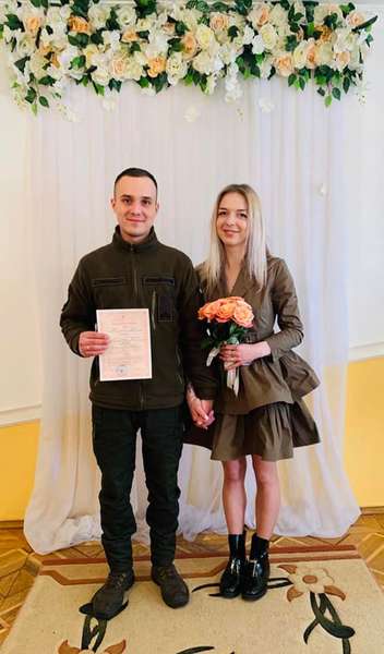 У Луцьку дистанційно зареєстрували шлюб, бо наречений – на передовій (фото)