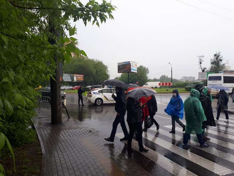 Перекрили дорогу: у Луцьку на Набережній страйкують підприємці (фото)