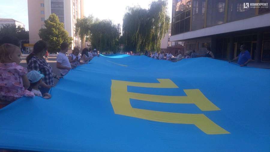 У Луцьку розгорнули найбільший в історії України кримськотатарський прапор