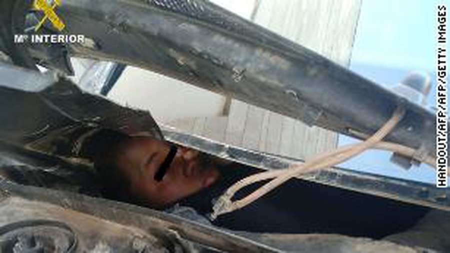 В Європу у «бардачку»: в Іспанії затримали нелегалів, які сховалися під капотом авто (фото)
