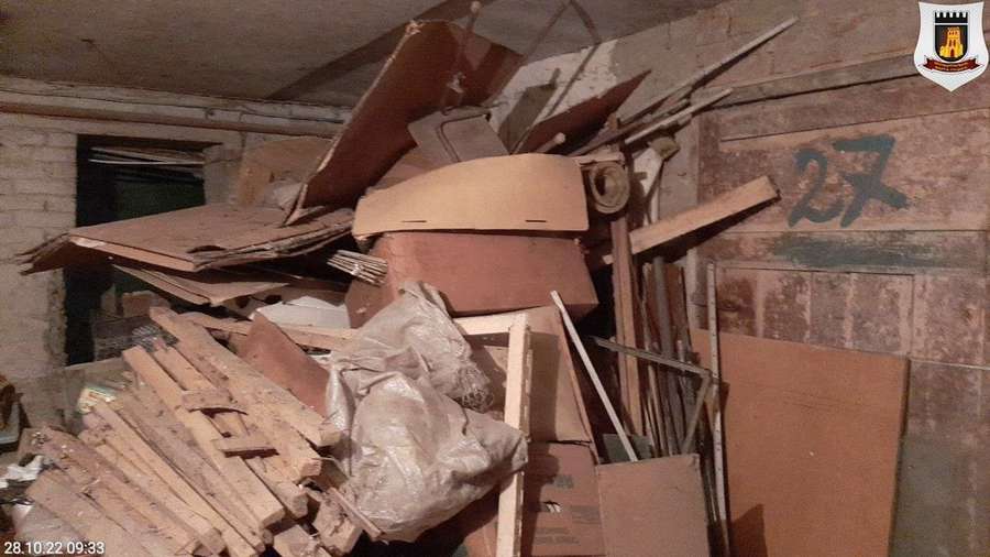 Лучанка влаштувала стихійне звалище у підвалі (фото)
