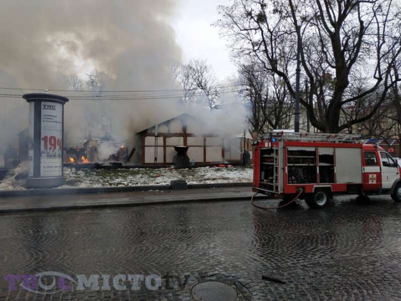 У Львові сталася пожежа на різдвяному ярмарку: є постраждалі (фото)
