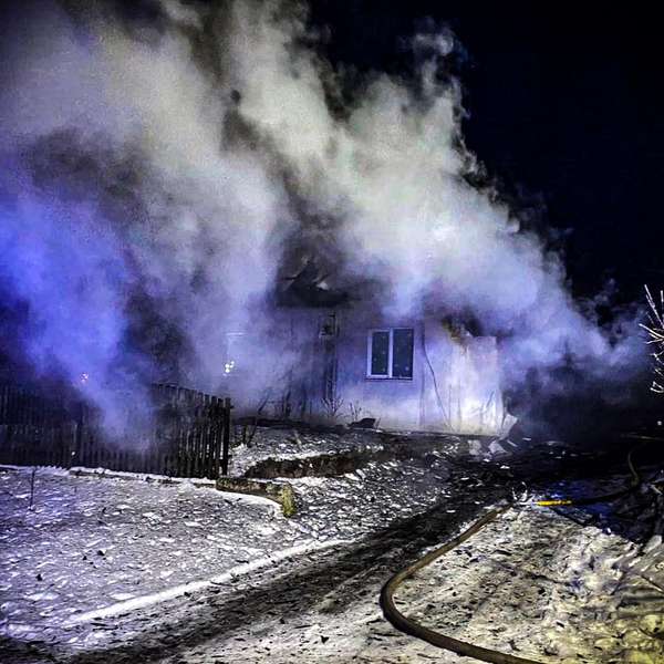 У селі під Луцьком вночі спалахнув житловий будинок (фото)