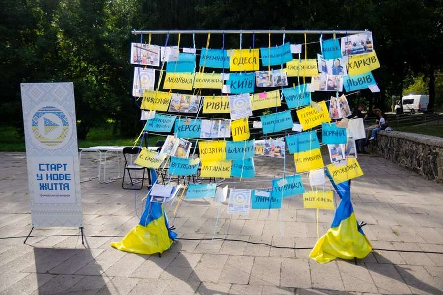 «Нитка єднання»: у Луцьку презентували в'язаний прапор України (фото)