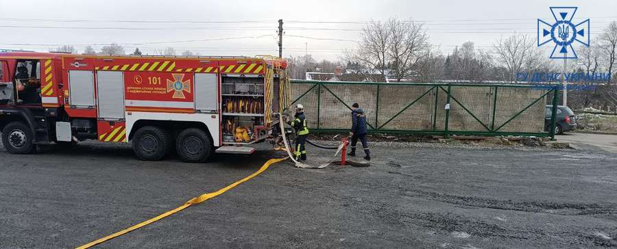 Волинські рятувальники вчили вогнеборців-добровольців гасити пожежі (фото)