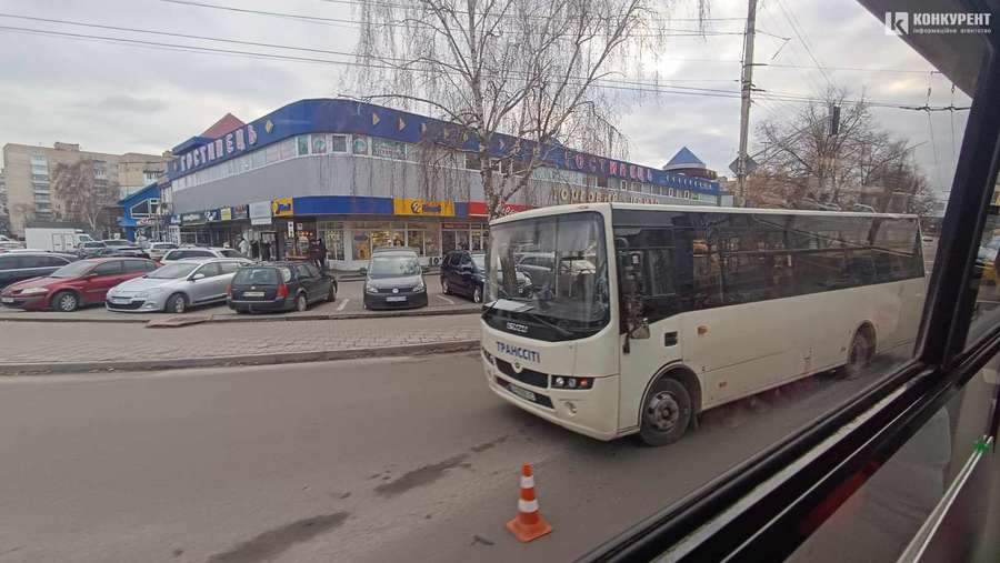 В автобуса – розбите скло: у Луцьку вантажівка зайняла не ту смугу (фото)