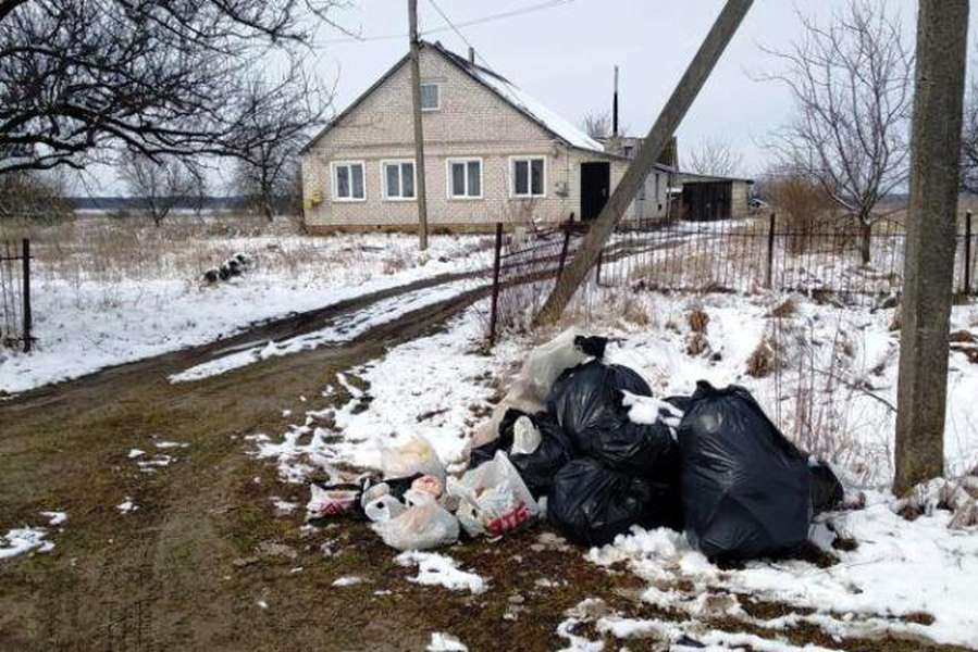 На Волині священник викинув на смітник минулорічні паски (фото, відео)