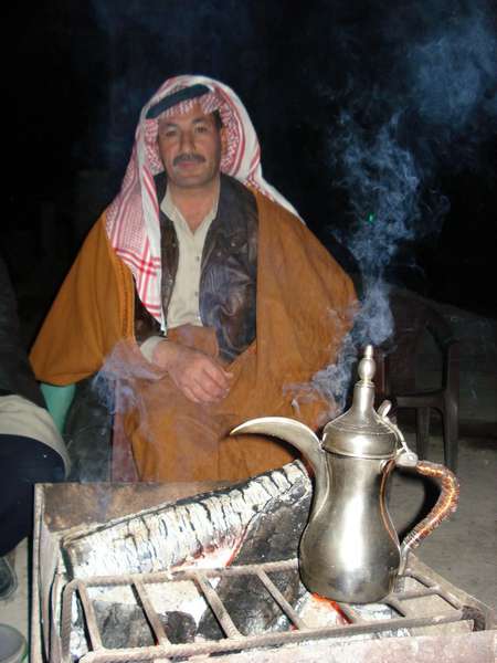 Гостинний сирієць пригощає подорожнього чаєм.