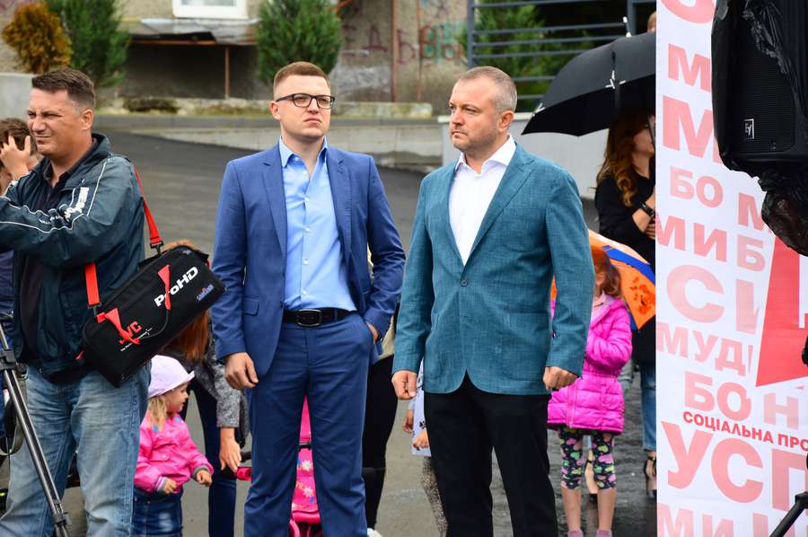Андрій Покровський зі своїм помічником Тарасом Шкітером дощу не боялися та спілкувалися з лучанами, поки на полі йшла гра.