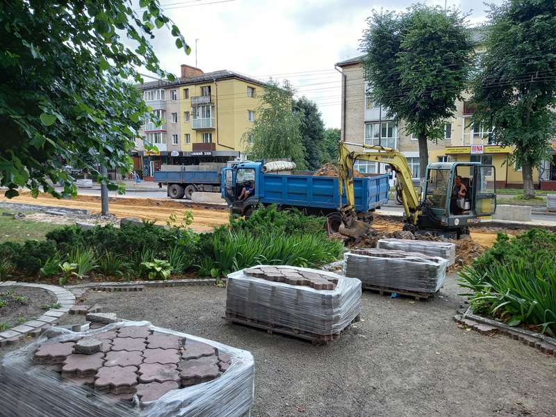 Знімають бруківку із тротуарів: що коїться на проспекті Волі у Луцьку (фото)