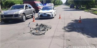 У Луцьку мотоцикліст збив велосипедиста – той у реанімації (фото)