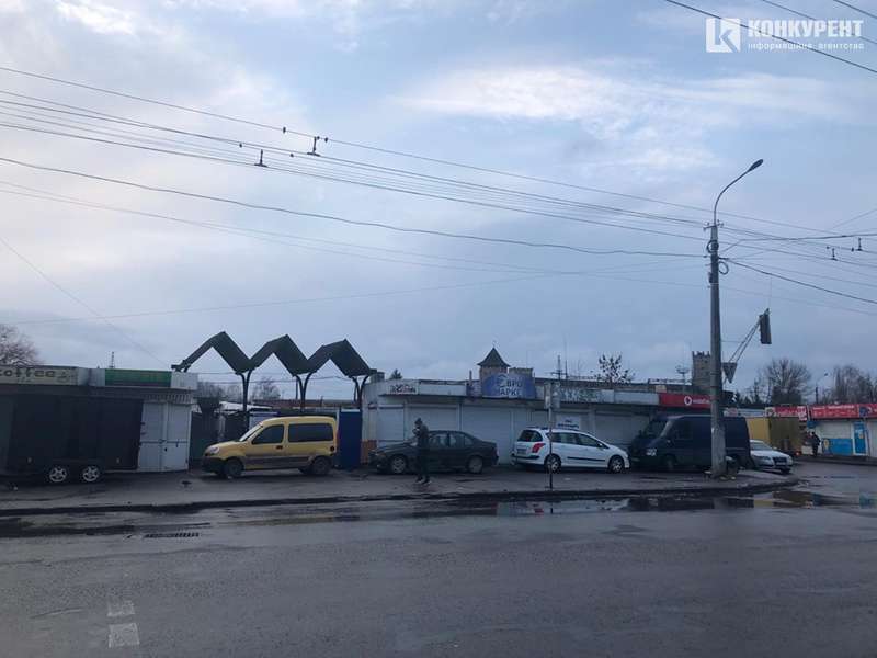 Підприємці забарикадували автомобілями Старий ринок у Луцьку  (фото, відео)