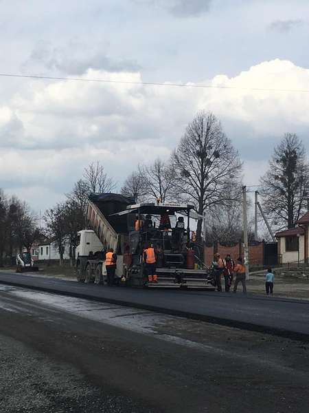 Показали, як ремонтують дорогу в Копачівці (фото)