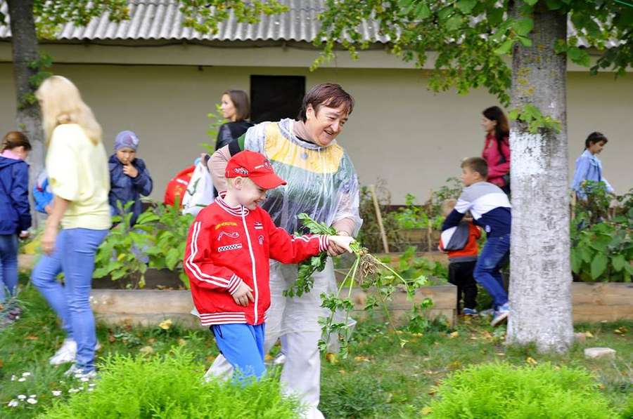 У Луцькому зоопарку зібрали урожай з городу (фото) 