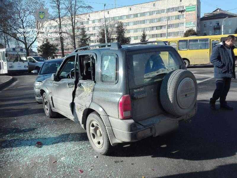 Аварія в Луцьку: чотири побиті автомобілі через один неправильний рух