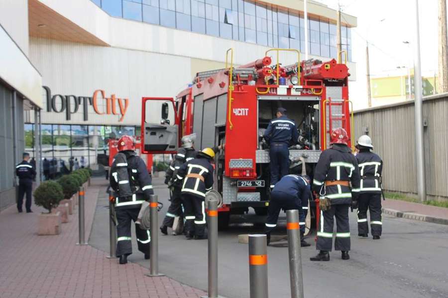 У Луцьку «горить» ПортCity: евакуюють людей (фото, оновлено) 