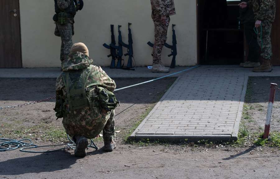 У Польщі канадські інструктори вчать українських військових мінній безпеці (фото)