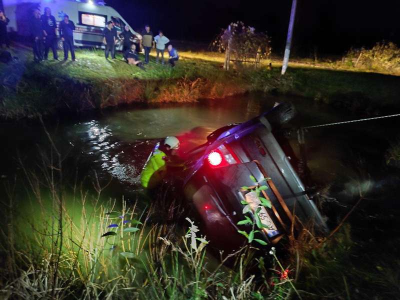 На Волині авто злетіло у водойму: на місці працювали рятувальники (фото)