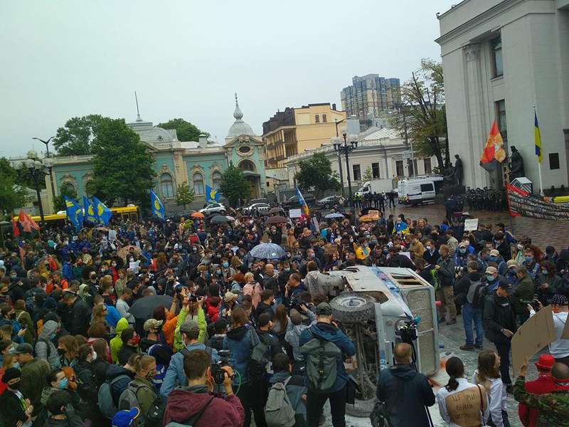 На мітингу проти Авакова в Києві підпалили «бобік» (ФОТО, ВІДЕО)