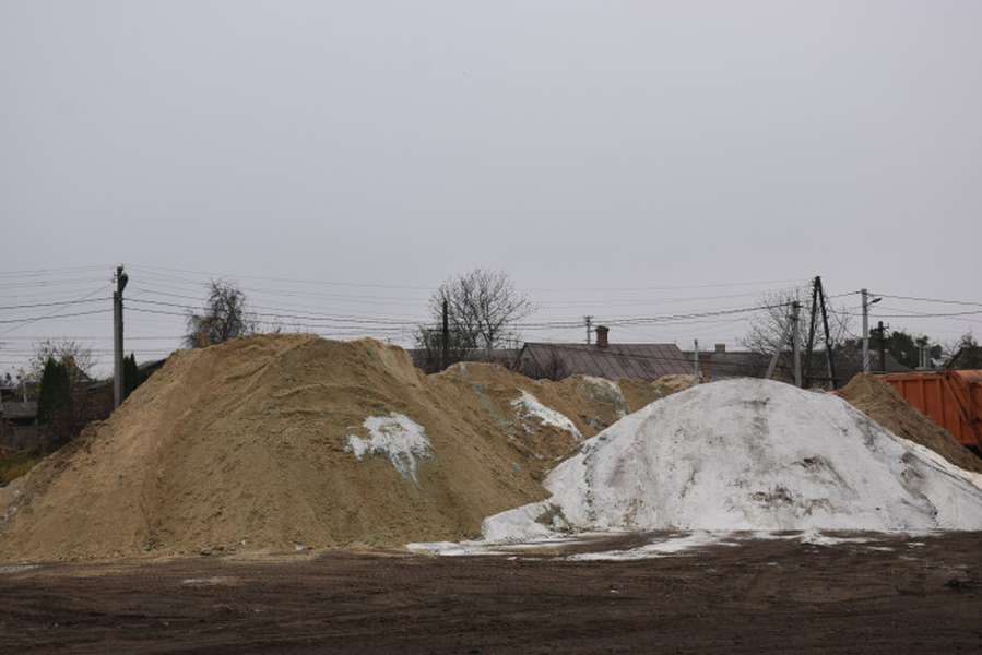 Менше сумішей – більше солі: луцькі комунальники готуються до зими (фото)