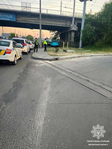 У Луцьку BMW Х6 злетіла з дороги та збила дорожній знак (фото)