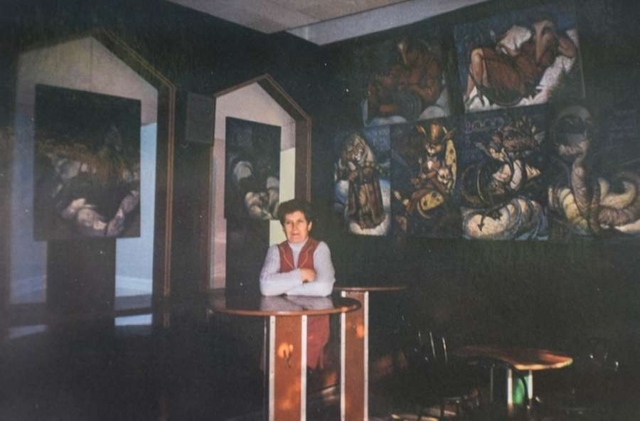 Інтер’єр закладу, 1990-ті. Видно роботи Миколи Кумановського. Тут і далі фото з архіву продавчинь