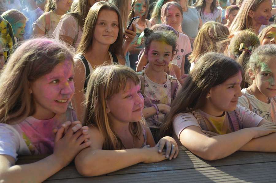 Фестиваль фарб Холі: як Ковель відсвяткував День молоді (фото)