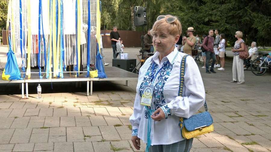 «Нитка єднання»: у Луцьку презентували в'язаний прапор України (фото)
