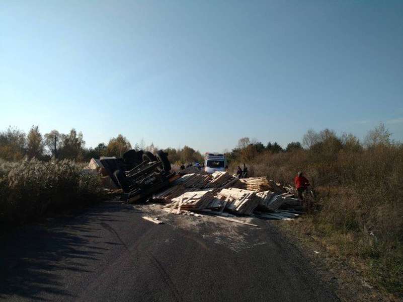 На Волині перекинулася вантажівка, яка везла пиломатеріали (фото)