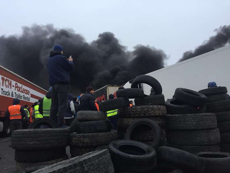 Чорні клубки диму: біля «Ягодина» протестувальники палять шини (фото)