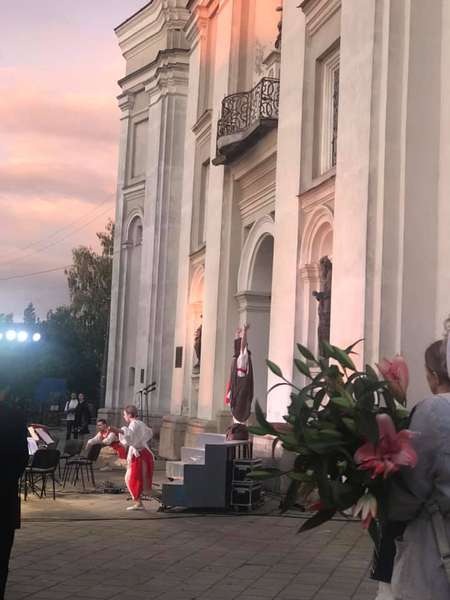 Артпроменад: як біля костелу святих Петра і Павла у Луцьку звучали скрипки (фото, відео)