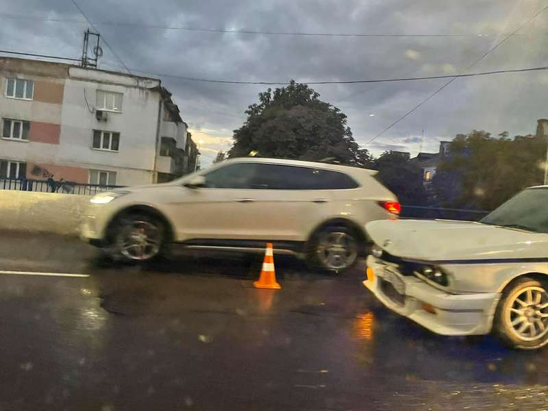 У Луцьку на проспекті Перемоги зіткнулися дві автівки, рух ускладнений (фото)