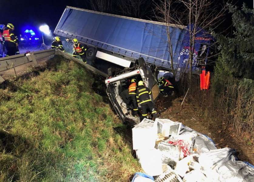 У Чехії мікроавтобус врізався у вантажівку: загинуло четверо українців