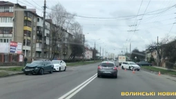 У Луцьку на Дубнівській – аварія, побилися «фольц» і «шкода» (відео)