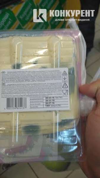 Вжити до: у луцькому «Вопаці» продають запліснявілий сир і хліб із «сюрпризом» (фото, відео)