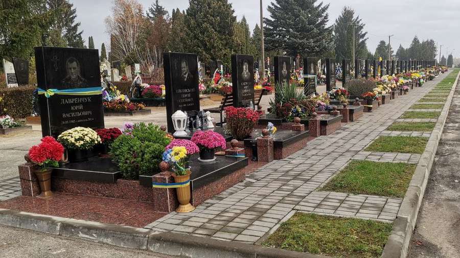 Алея почесних поховань на міському кладовищі у Гаразджі