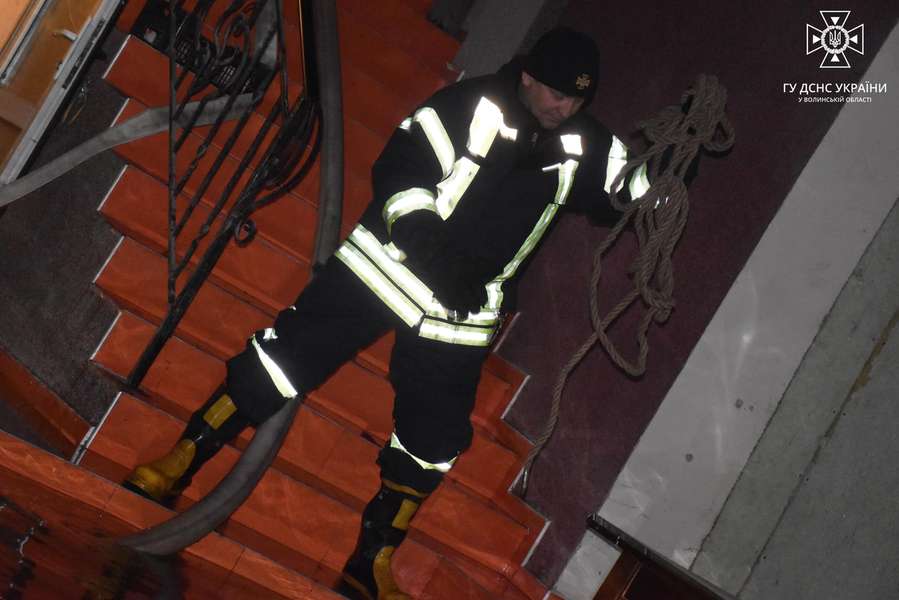 Понад 40 м³ води: у Луцьку на Соборності затопило підвал (фото)