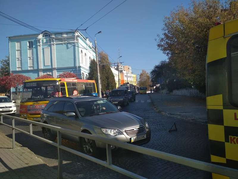 У центрі Луцька зупинилися тролейбуси (фото, відео) 