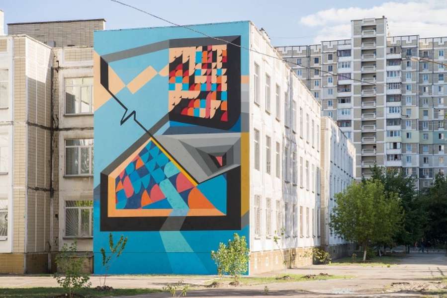 Луцький художник розмалював київську школу (фото)