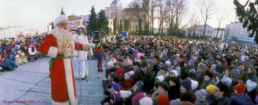 Луцький фотограф показав світлини, як святкували Новий рік 20 років тому