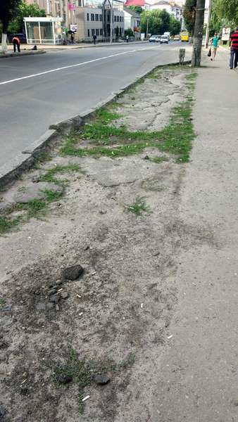 Лучани скаржаться на аварійні  тротуари в центрі міста (фото)