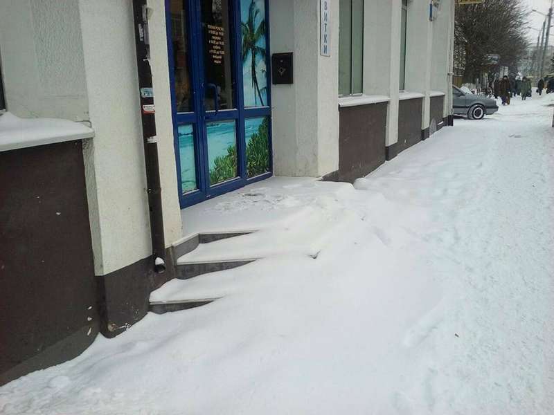 «Кому треба, той долізе»: як луцькі підприємці «чистяться» від снігу (фото)