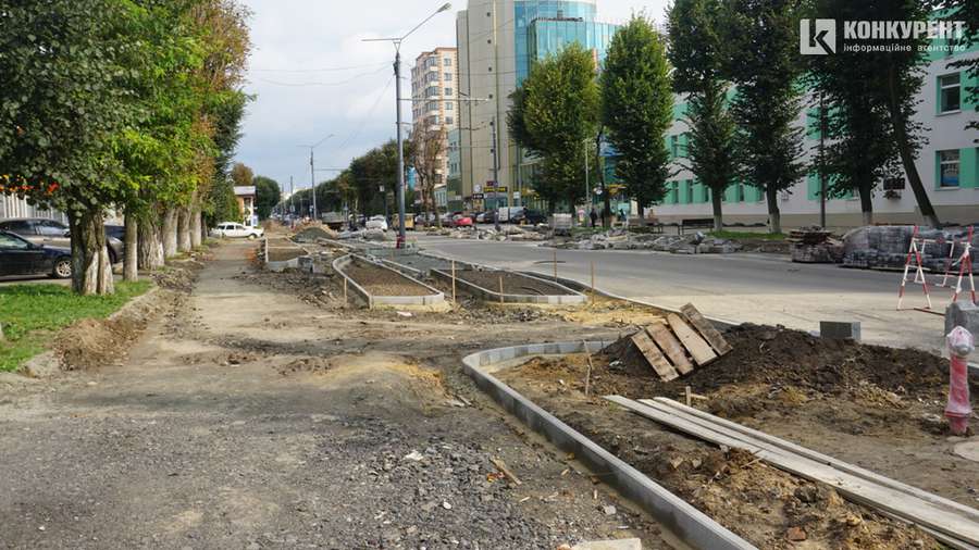 Їздять, ходять, ремонтують: що відбувається на проспекті Волі у Луцьку (фото)