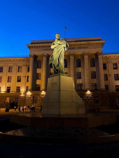 У Луцьку підсвітили пам’ятник Шевченку і стелу на меморіалі (фото)
